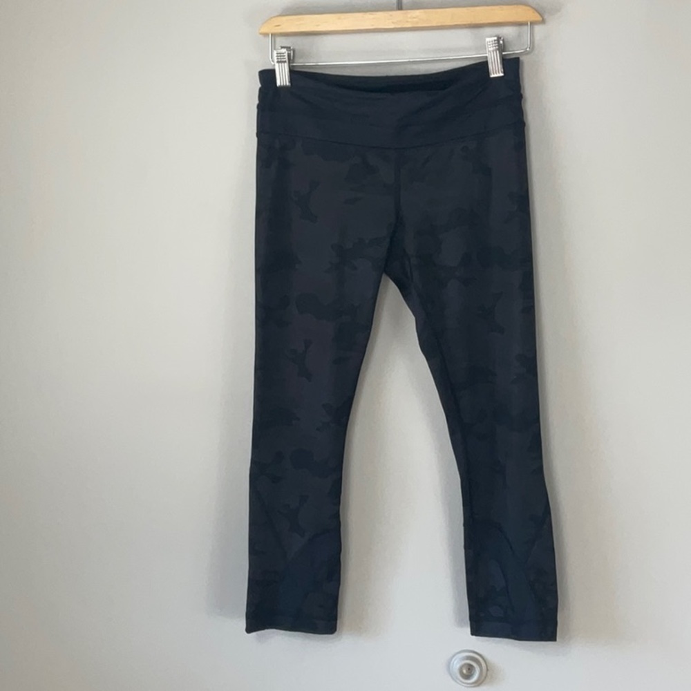 Lululemon camo black capri